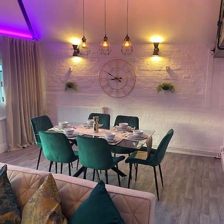 Lovely 2 Bedroom Penthouse Apartment In Chester - Free Parking!! צ'סטר מראה חיצוני תמונה