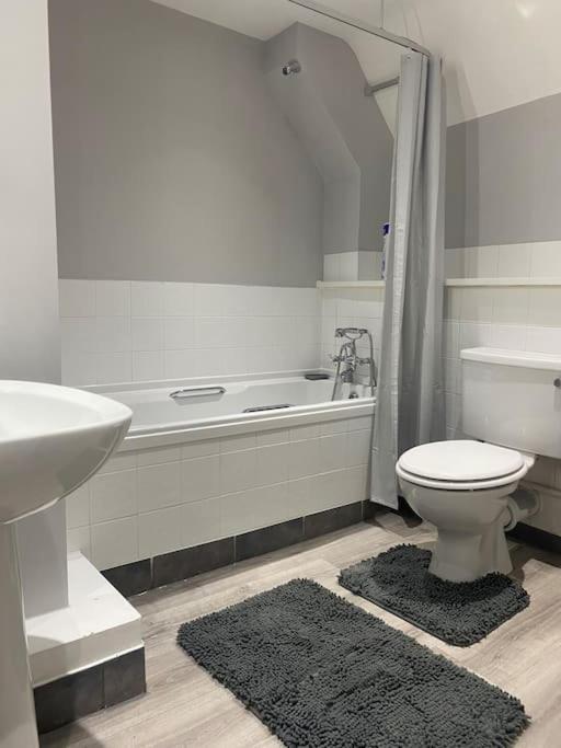 Lovely 2 Bedroom Penthouse Apartment In Chester - Free Parking!! צ'סטר מראה חיצוני תמונה