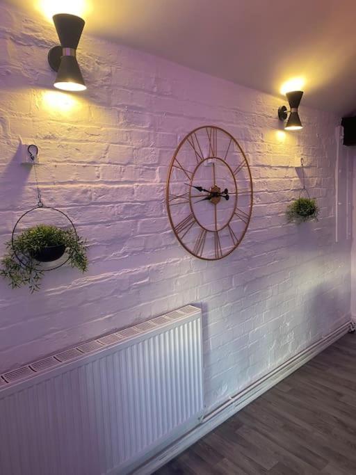 Lovely 2 Bedroom Penthouse Apartment In Chester - Free Parking!! צ'סטר מראה חיצוני תמונה