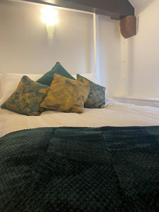Lovely 2 Bedroom Penthouse Apartment In Chester - Free Parking!! צ'סטר מראה חיצוני תמונה