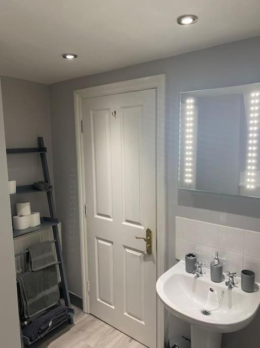 Lovely 2 Bedroom Penthouse Apartment In Chester - Free Parking!! צ'סטר מראה חיצוני תמונה