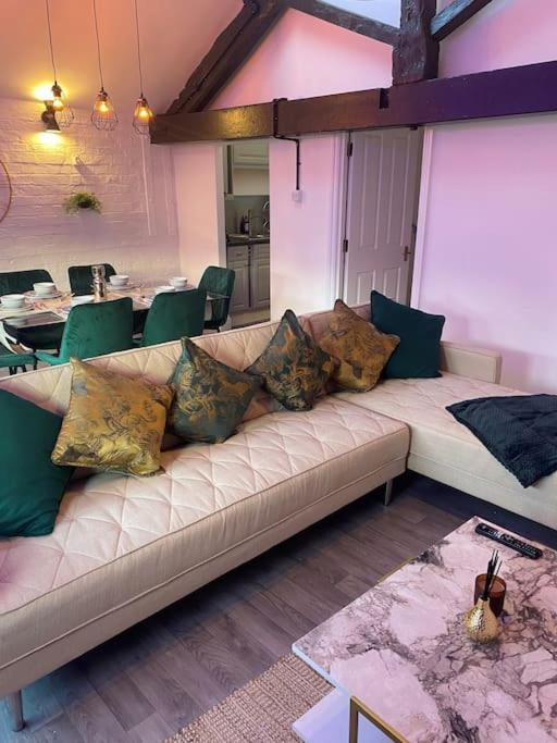 Lovely 2 Bedroom Penthouse Apartment In Chester - Free Parking!! צ'סטר מראה חיצוני תמונה