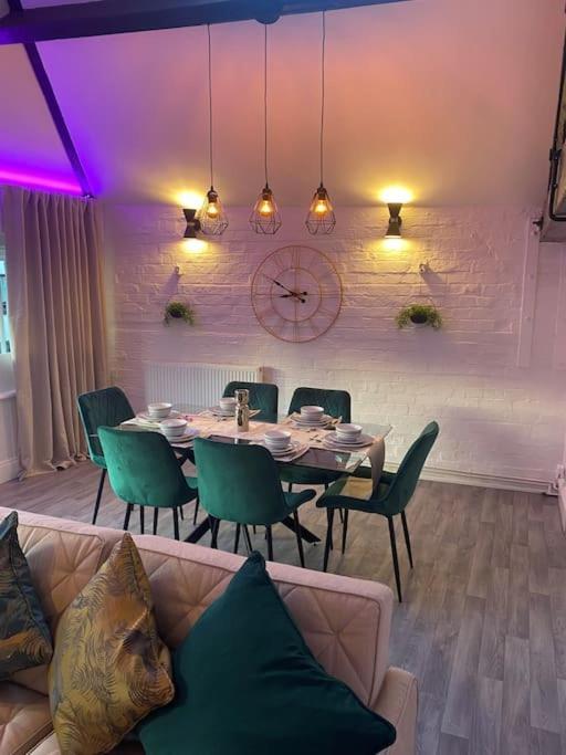 Lovely 2 Bedroom Penthouse Apartment In Chester - Free Parking!! צ'סטר מראה חיצוני תמונה