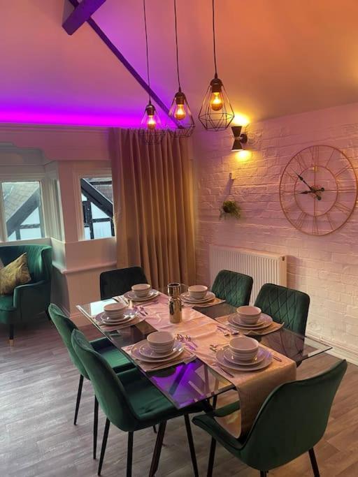 Lovely 2 Bedroom Penthouse Apartment In Chester - Free Parking!! צ'סטר מראה חיצוני תמונה