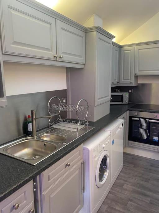 Lovely 2 Bedroom Penthouse Apartment In Chester - Free Parking!! צ'סטר מראה חיצוני תמונה