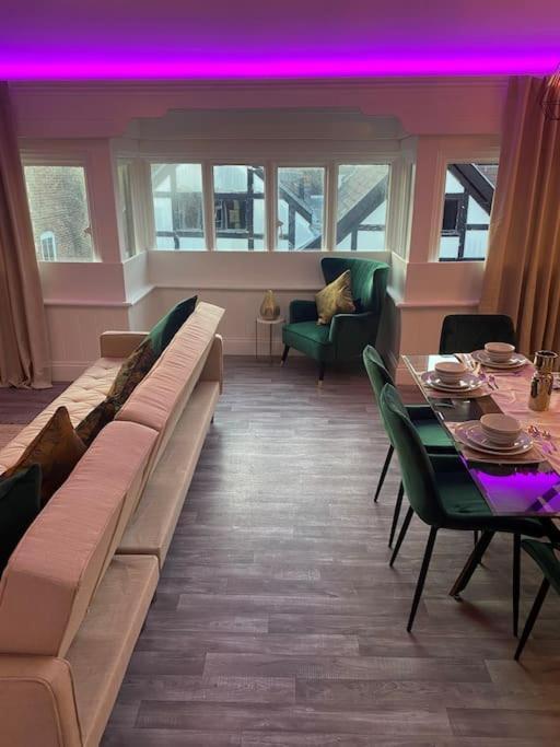 Lovely 2 Bedroom Penthouse Apartment In Chester - Free Parking!! צ'סטר מראה חיצוני תמונה