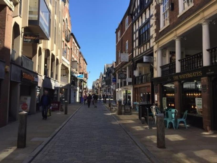 Lovely 2 Bedroom Penthouse Apartment In Chester - Free Parking!! צ'סטר מראה חיצוני תמונה