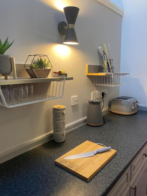 Lovely 2 Bedroom Penthouse Apartment In Chester - Free Parking!! צ'סטר מראה חיצוני תמונה