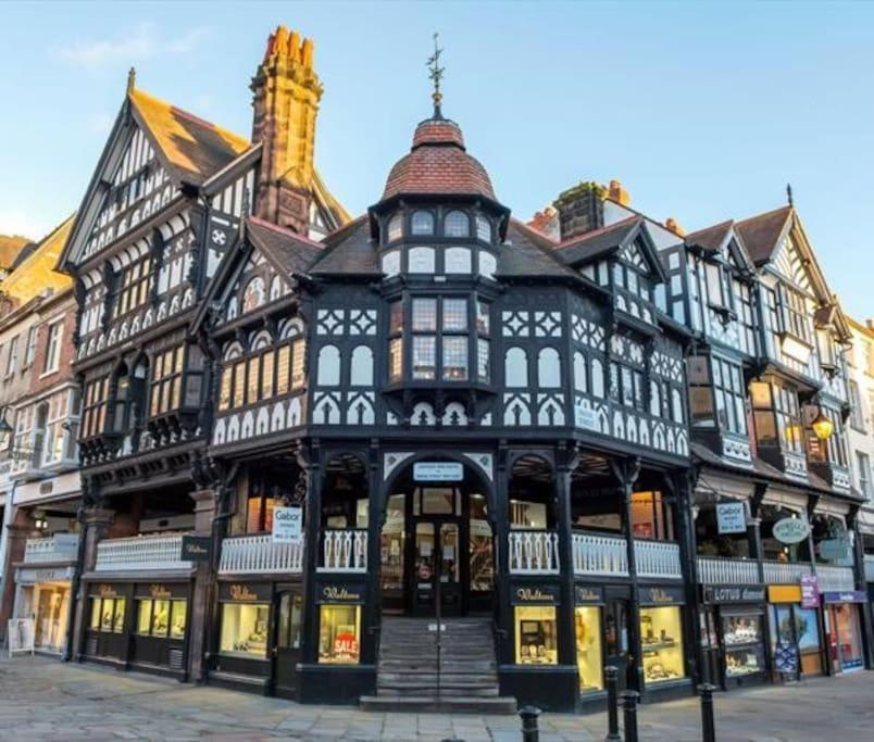 Lovely 2 Bedroom Penthouse Apartment In Chester - Free Parking!! צ'סטר מראה חיצוני תמונה